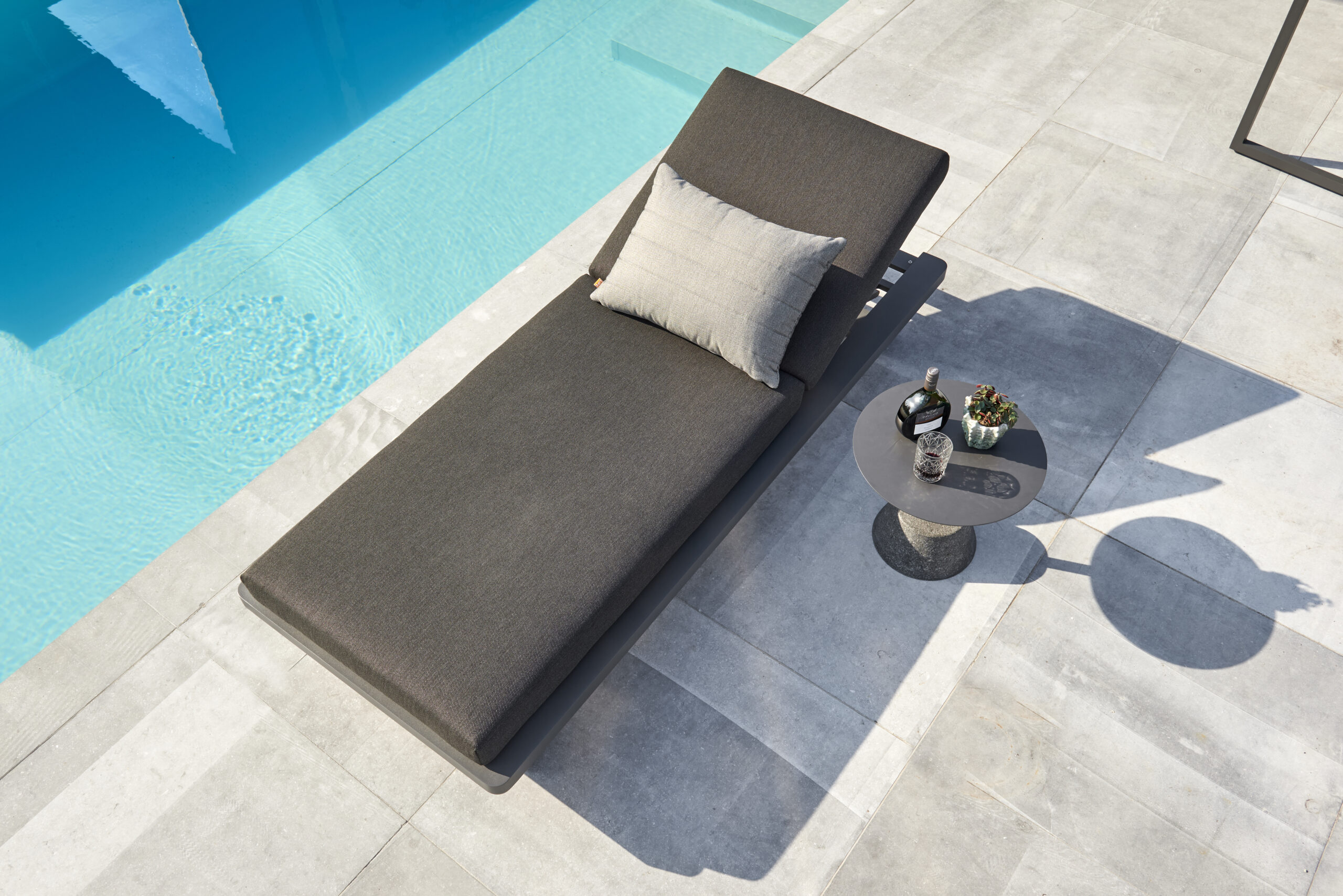 fitz roy lounger with cover lava