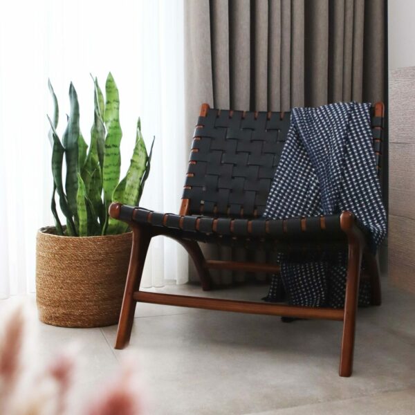 pia armchair in black