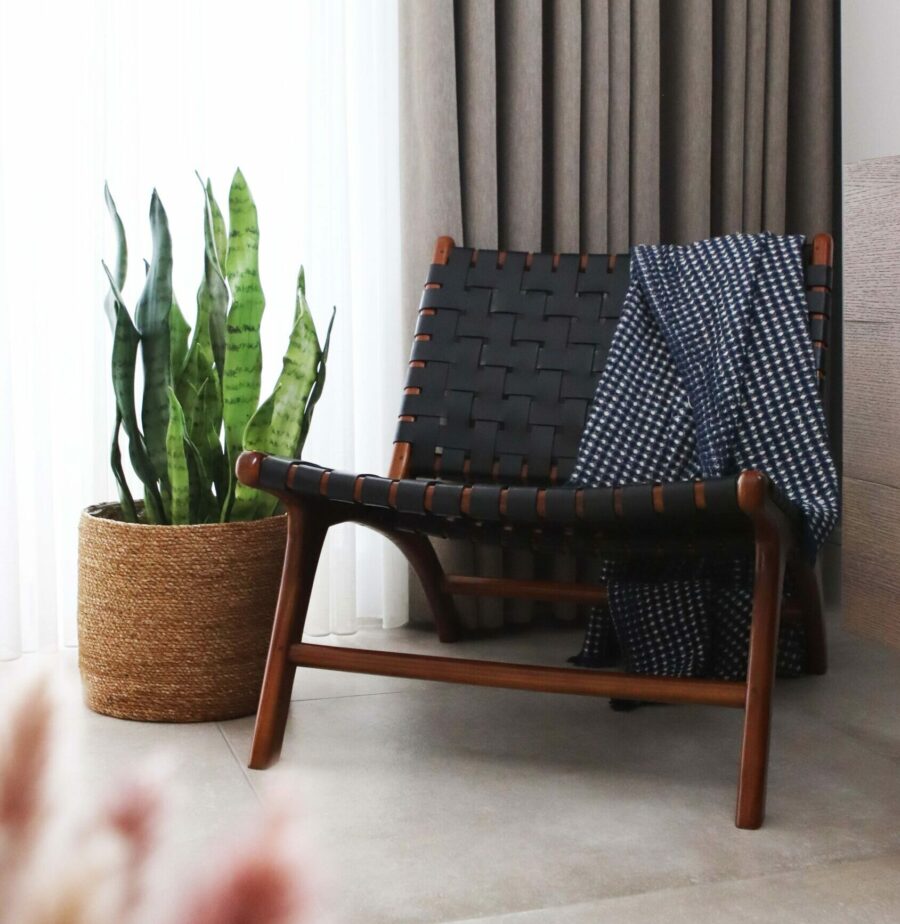 pia armchair in black